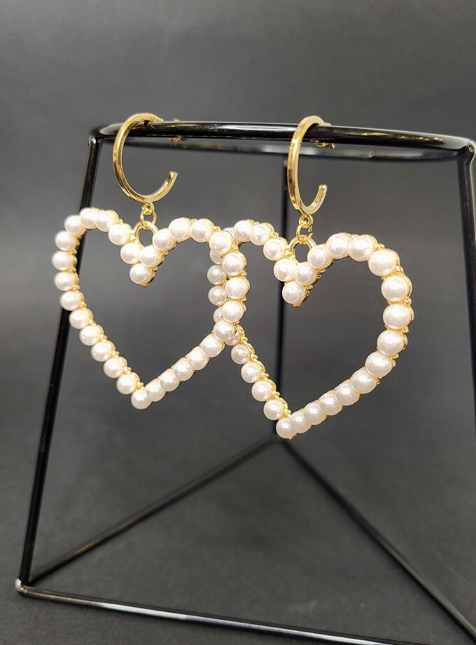 Sirds formas auskari ar pērlēm.