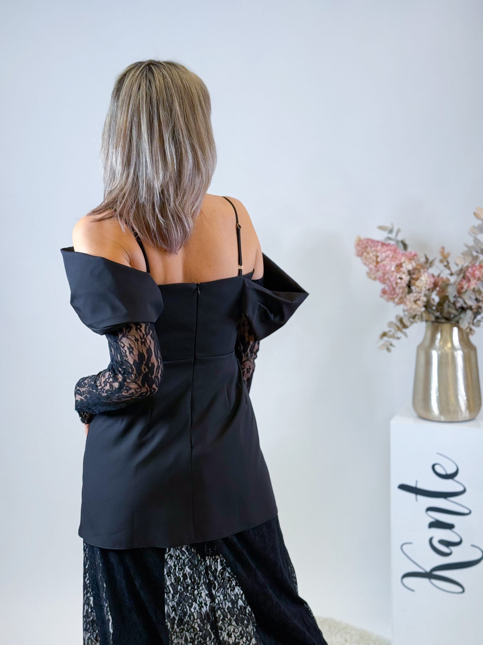 Eleganta, melna kokteiļkleita